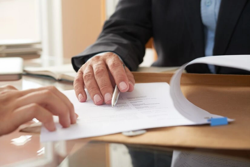 What is a contract lawyer? What they do and when to hire them.