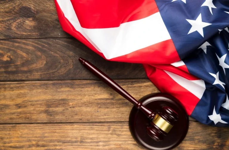 Judge's gavel and U.S. flag tray on a table, symbolizing civil law in Florida.