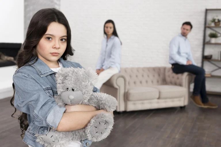 Child with parents in background during time sharing discussion.